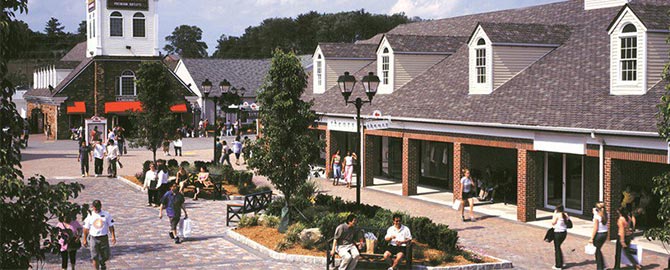 Woodbury Commons Outlets editorial photo. Image of attraction - 32093656